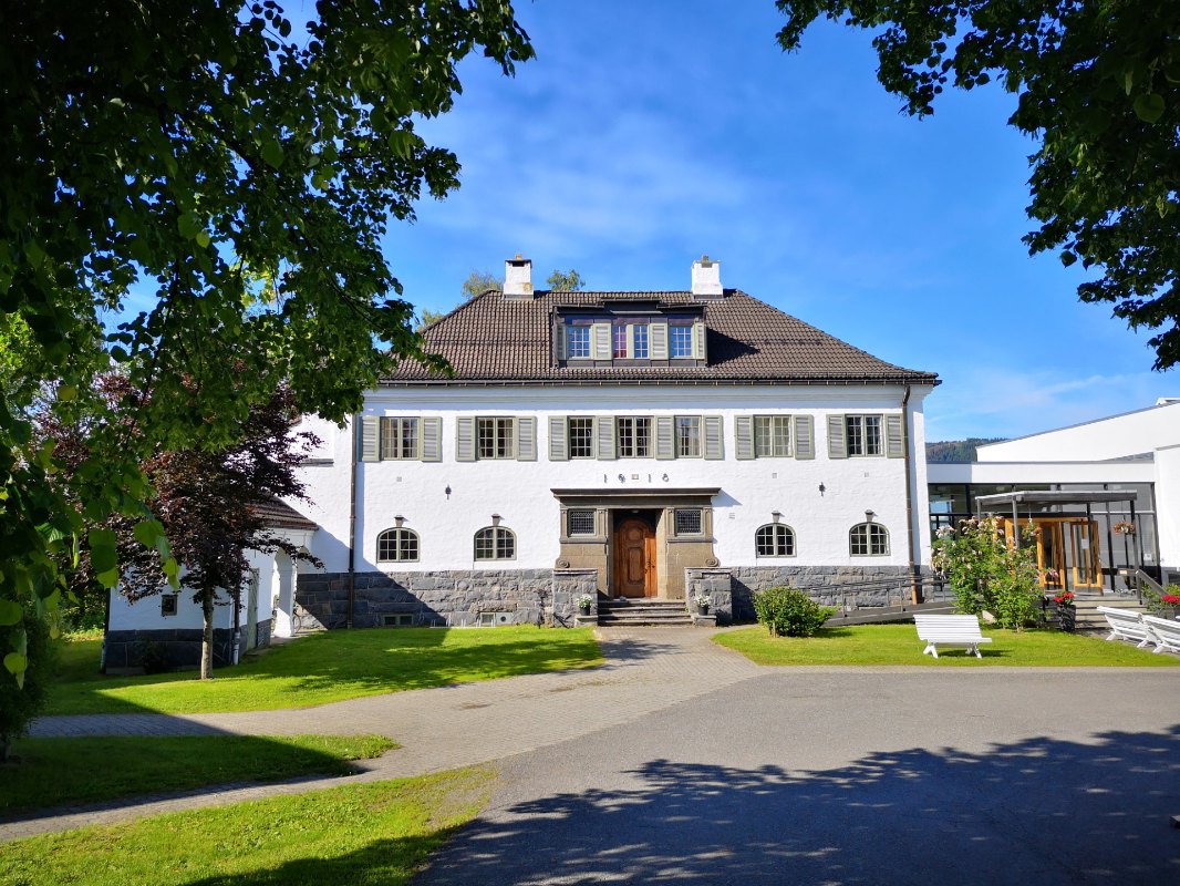 Nansenskolen i sommerlige omgivelser